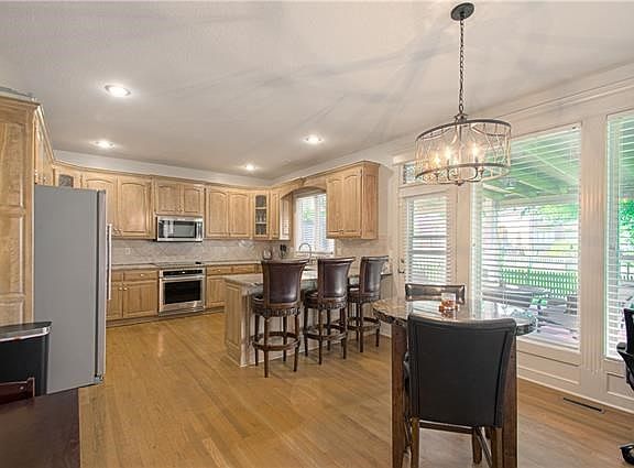 4th image of 453 NE Lakes Edge Dr