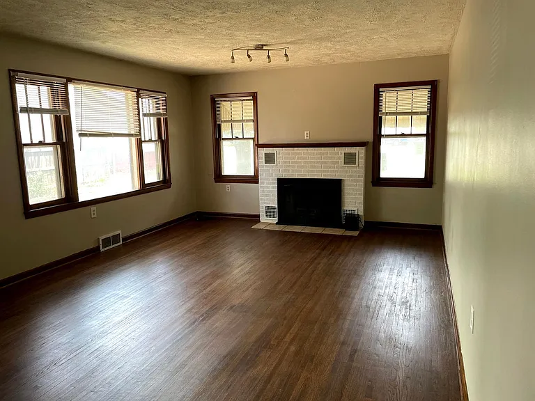120 E Avenue F — Photo 15