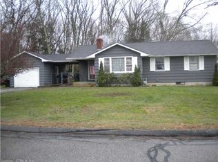 10 Oakridge Dr, Gales Ferry, CT 06335