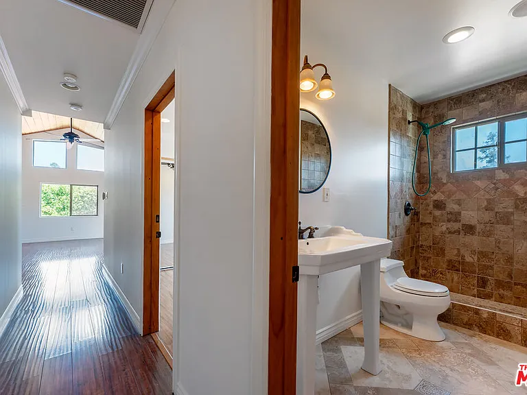 1652 Talmadge St — Photo 10