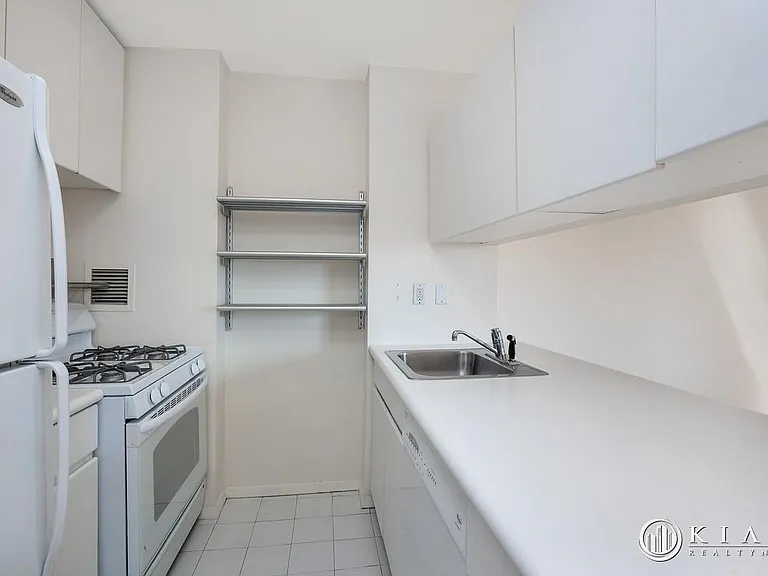 1 Irving Pl #P21I — Photo 3