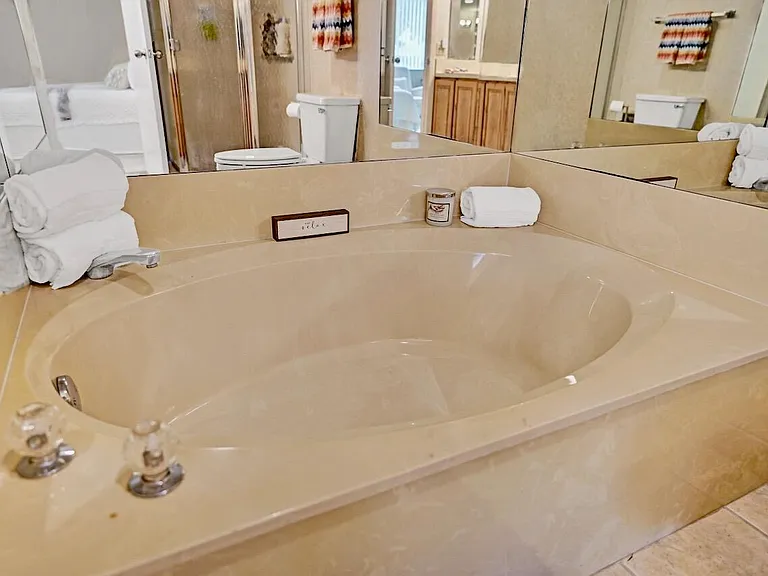 107 Half Moon Cir #H1 — Photo 32