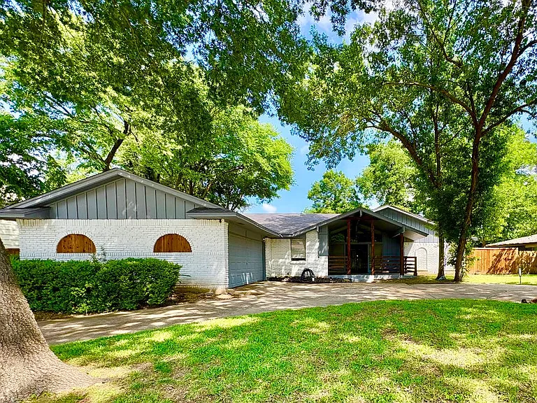 912 Glen Oaks Blvd — Photo 4
