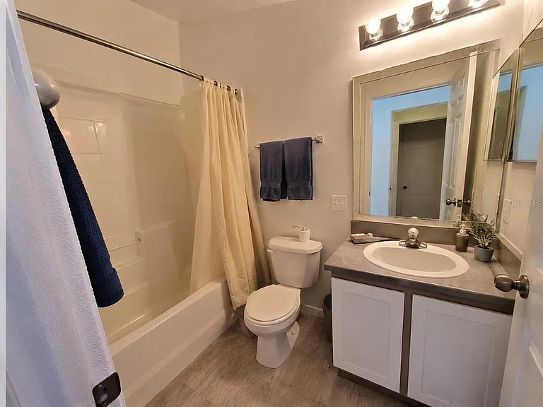 944 Lockbreeze Dr — Photo 3