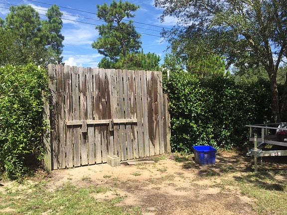 side enty gate to fencedyard