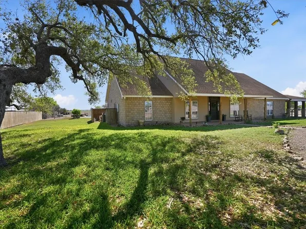279 County Road 302, George West, TX 78022