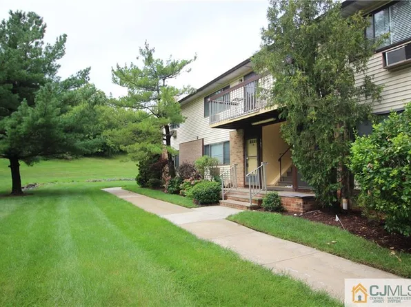 903 Cricket Ln, Woodbridge, NJ 07095
