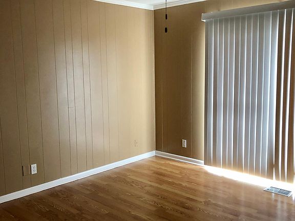 Front bedroom with new Hunter ceiling fan.