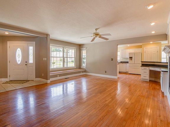 5th image of 1016 Olde Station Ct