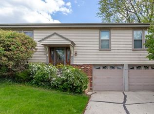 160 Greenway Dr, Bloomingdale, IL 60108