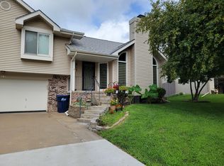 302 Oakwood Dr, Papillion, NE 68133