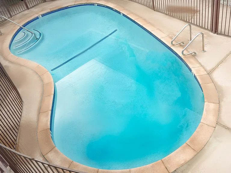 The Sorrento - Pool View