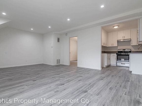 4th image of 14642 Delano St APT 8
