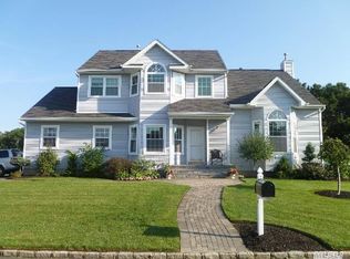 2 Hyacinth Ct, Holtsville, NY 11742