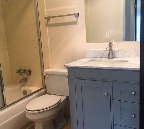 Bathroom with Full bathtub