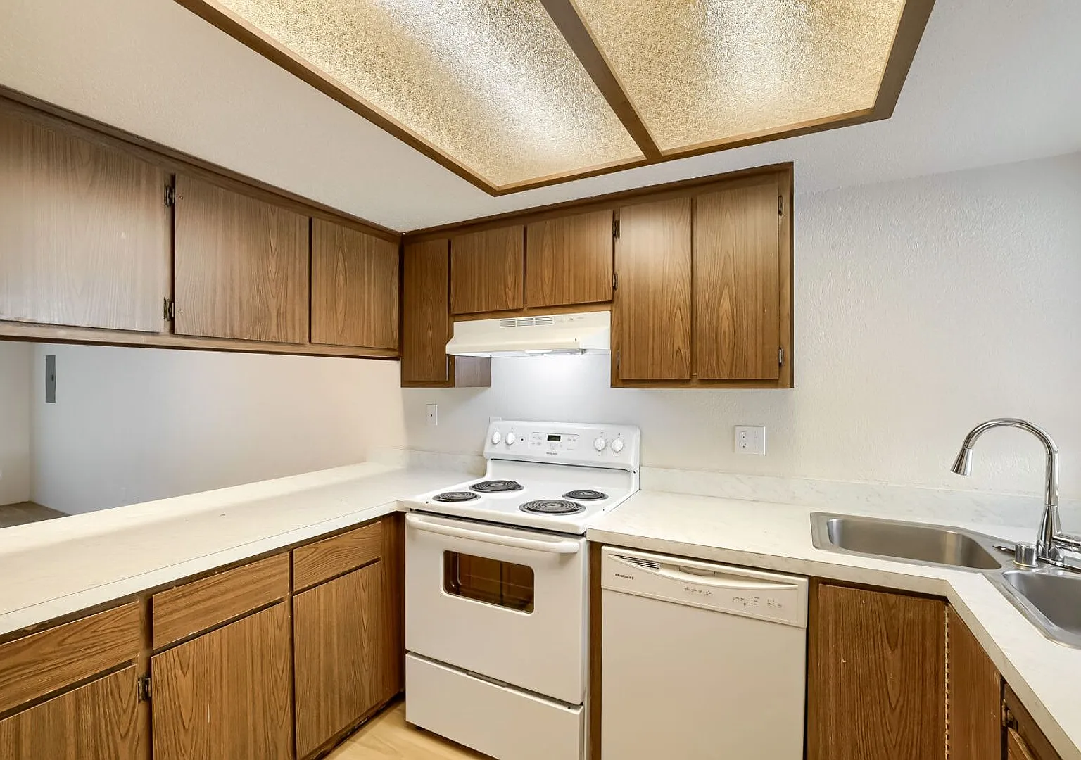 Townhome Style 2bed/1.5bath Unit in Everett! — Photo 2
