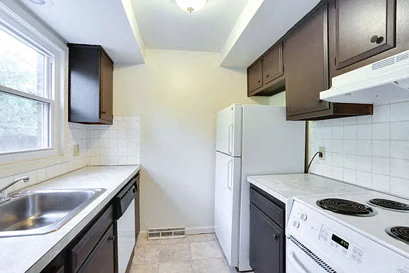 Townhouse - Kitchen - Appliances Included
