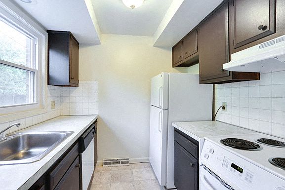Townhouse - Kitchen - Appliances Included