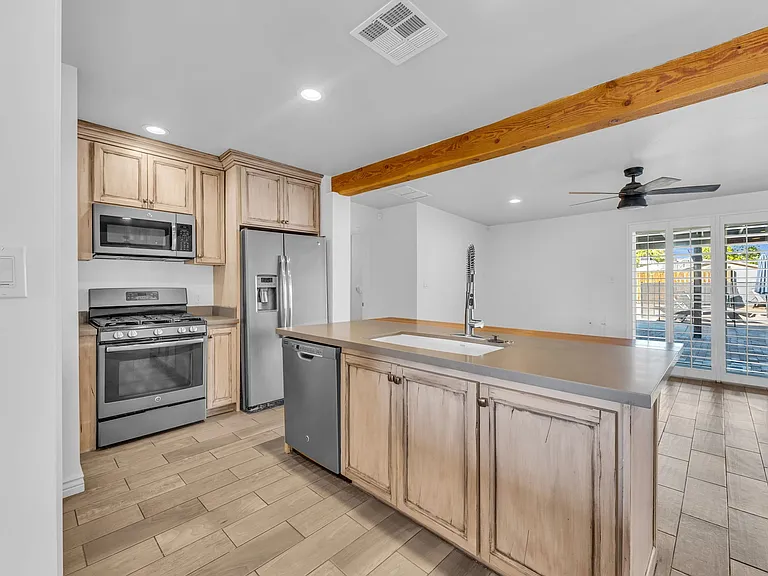 1942 E Mitchell Dr — Photo 7