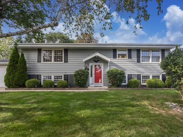 648 Hollybrook LANE, Saukville, WI 53080