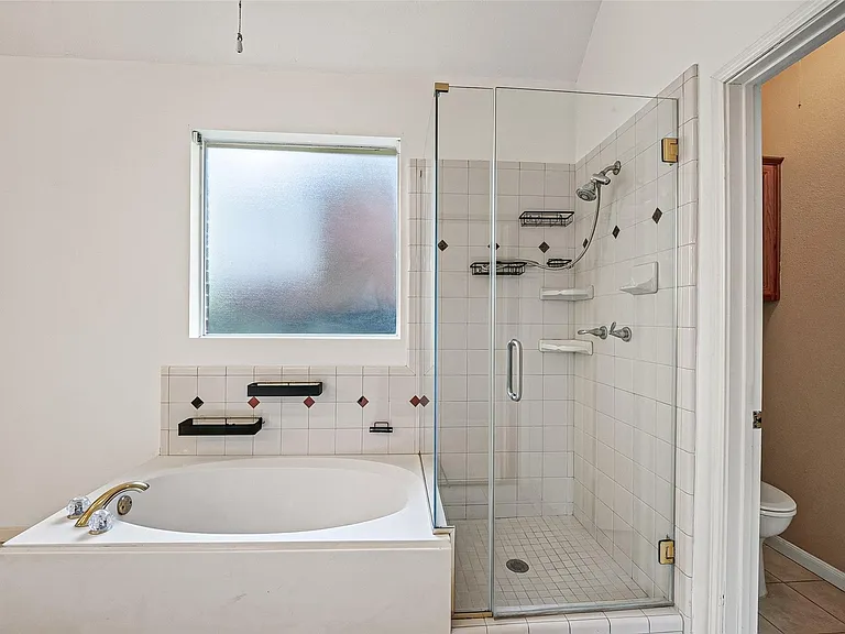 2411 Charter Oaks Ct — Photo 17