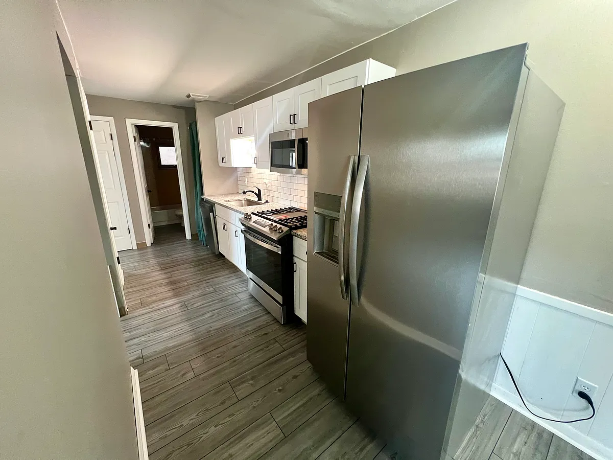 Building Photo - 1717 Summit St #2E