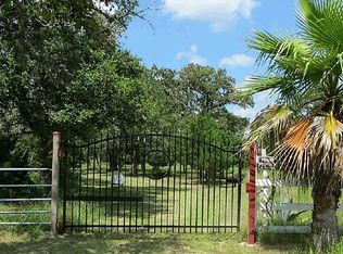 1100 Wagon Wheel Dr, Weimar, TX 78962