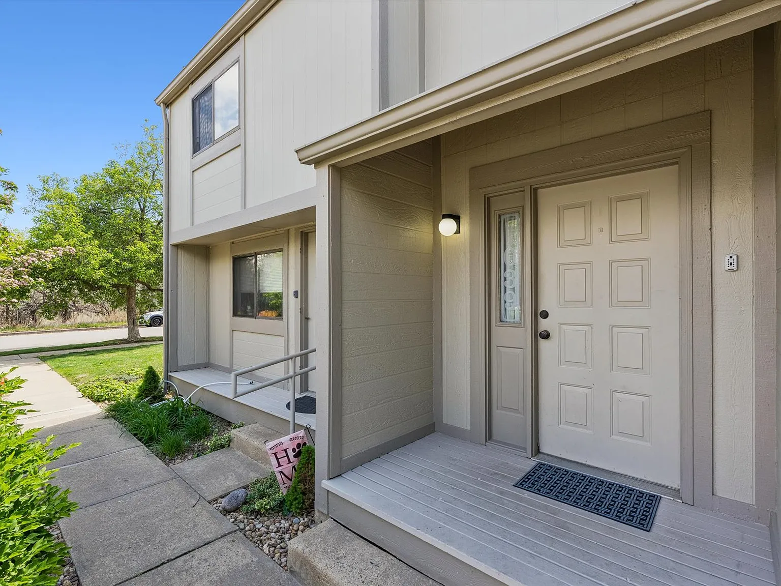 2 bed, 932 sqft, $2,200 — Photo 2