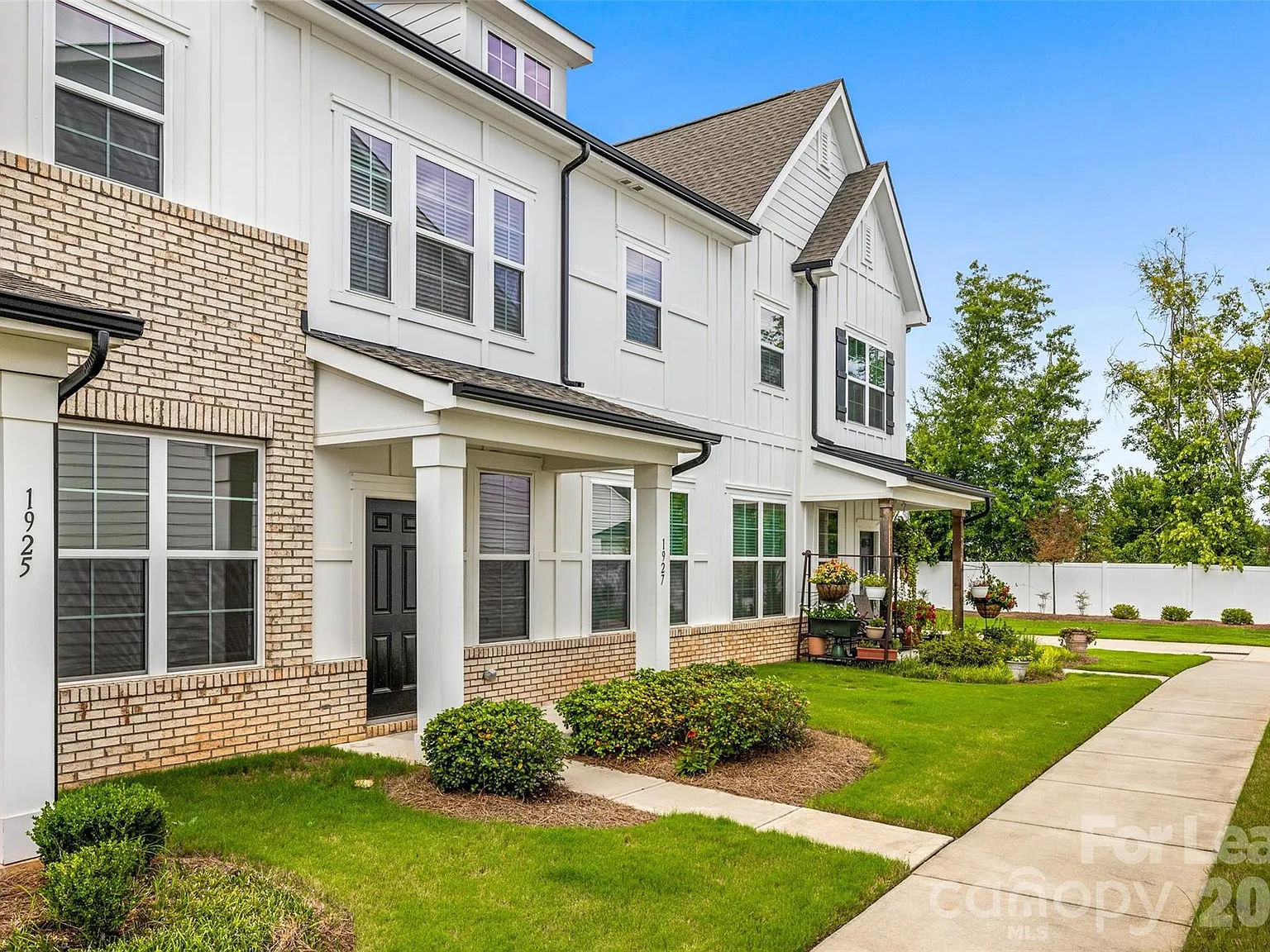 3 bed, 2.5 bath, 1762 sqft, $2,200 — Photo 1