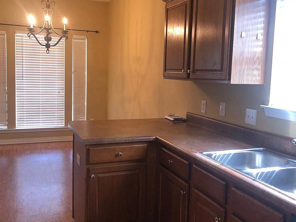 2nd image of 29889 Saint Simon St