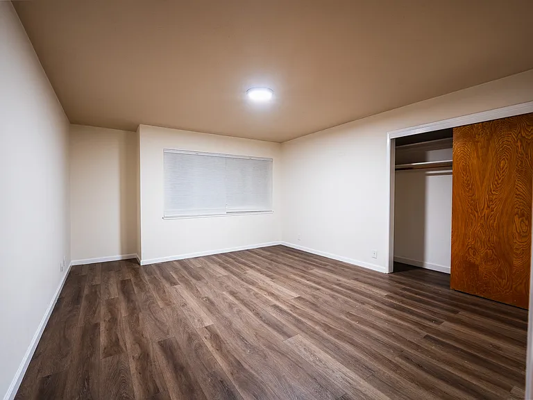 Bellevue Towers Apartments — Photo 15