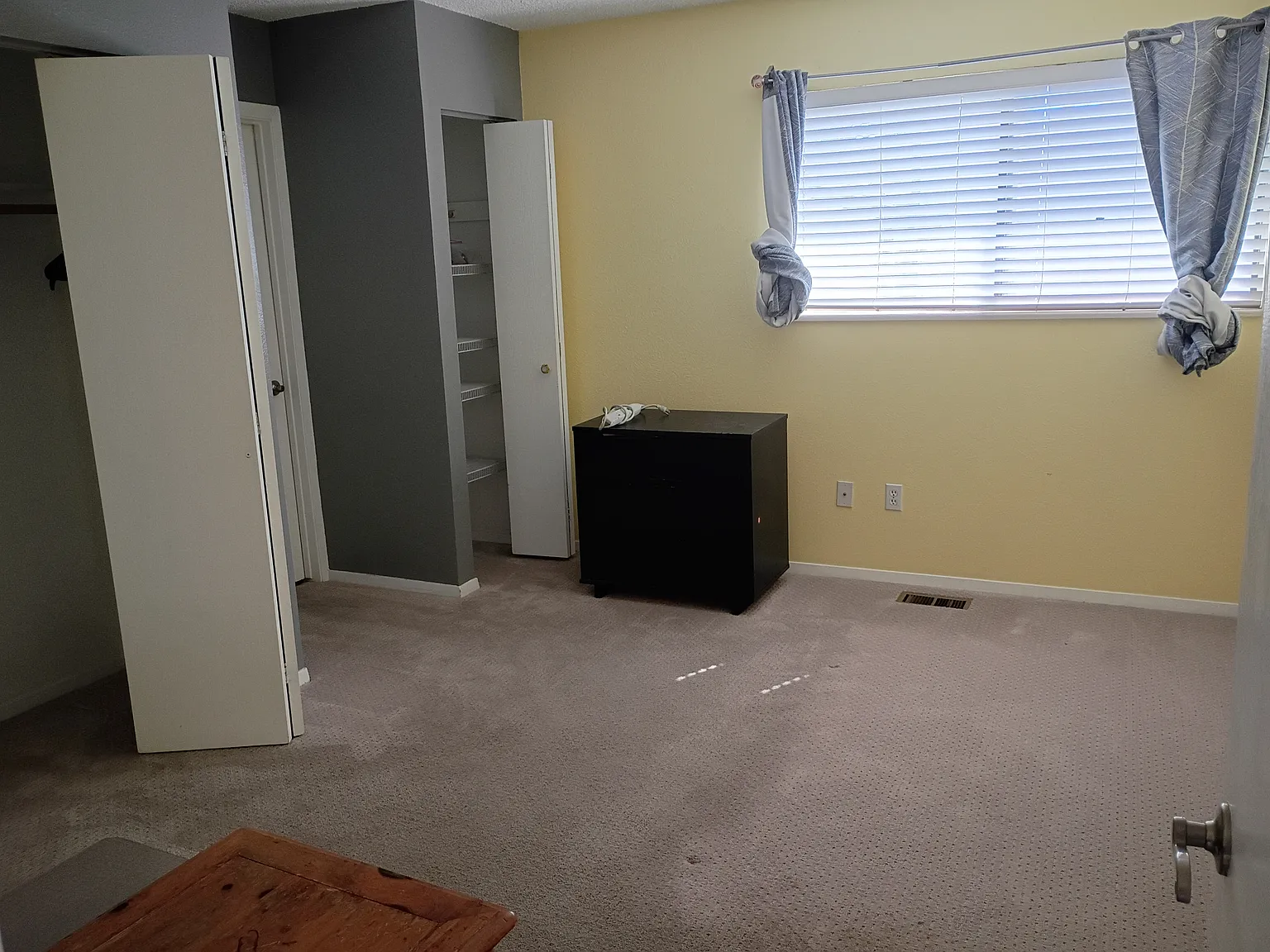 4 bed, 2.5 bath, 2398 sqft, $800 — Photo 2