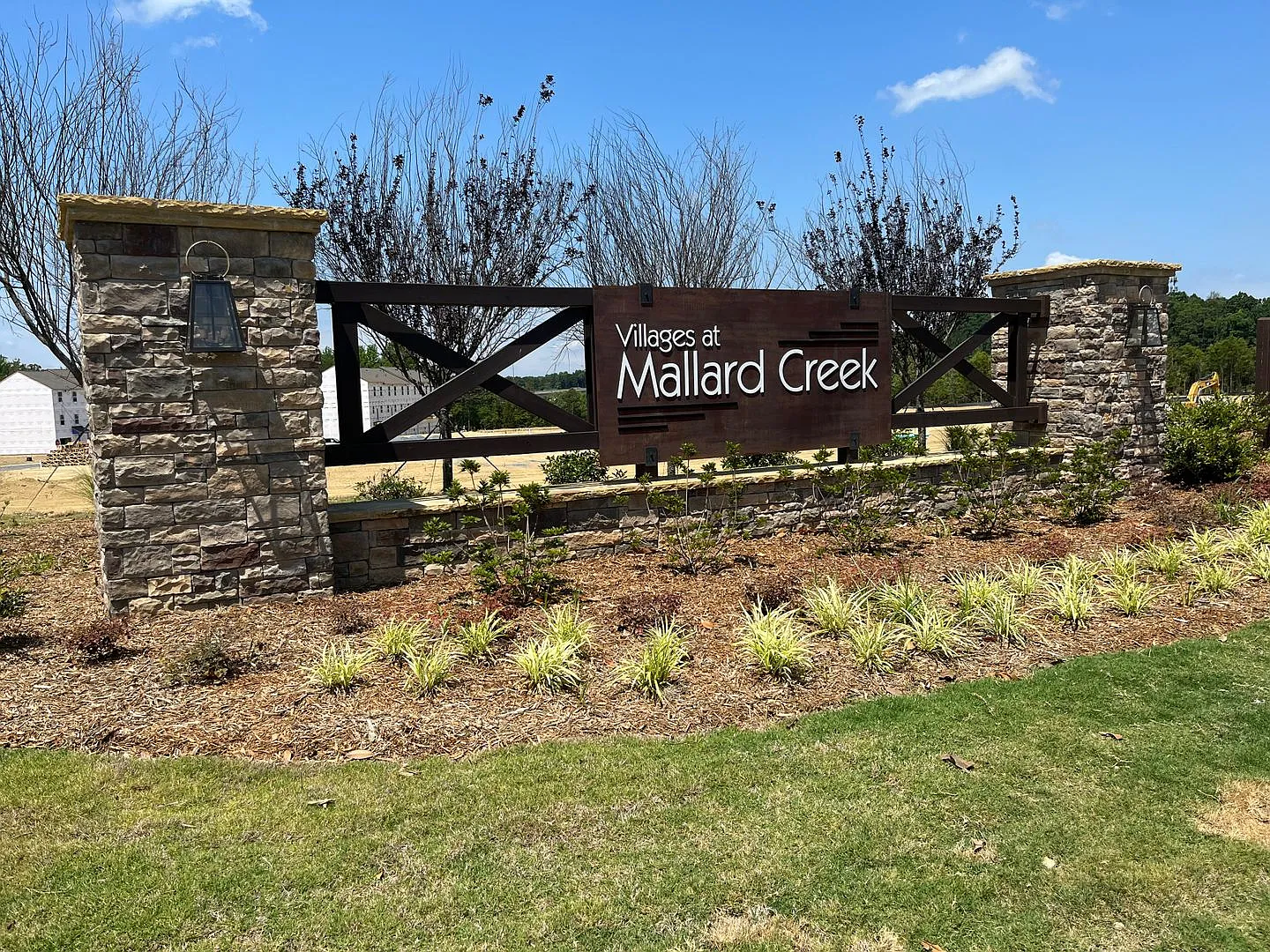 Beautiful 3bd/2.5bth Townhome - Mallard Creek -Available October 2026 — Photo 2