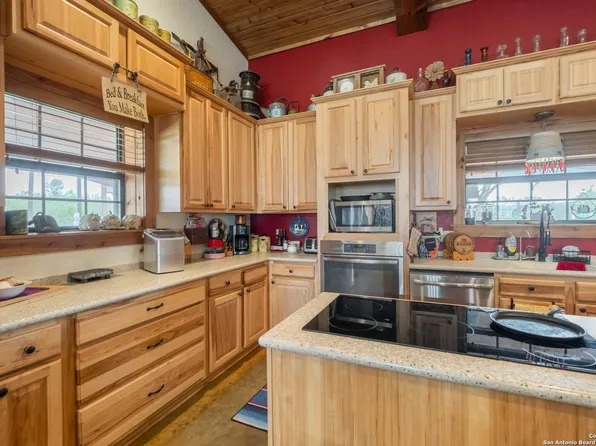 462 Co Rd 763 B, Devine, TX 78016