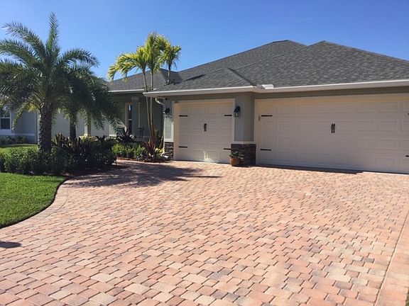 2nd image of 340 SW Vista Lake Dr