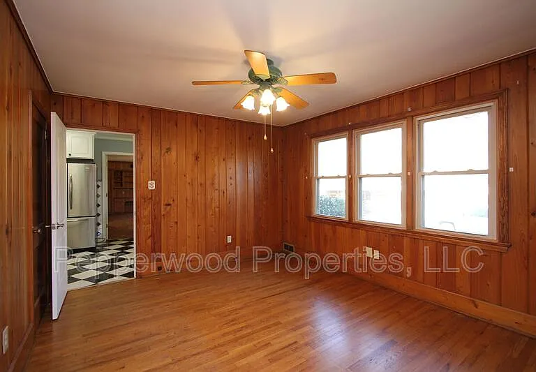 327 N Park Dr — Photo 10
