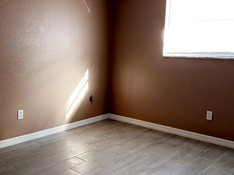 611 Dogwood Ct — Photo 2