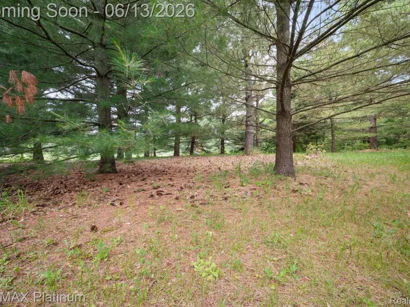 12902 Autumn Ridge Ct, Milford, MI 48380