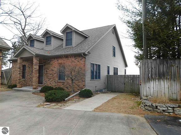 2nd image of 1475 Douglas Dr