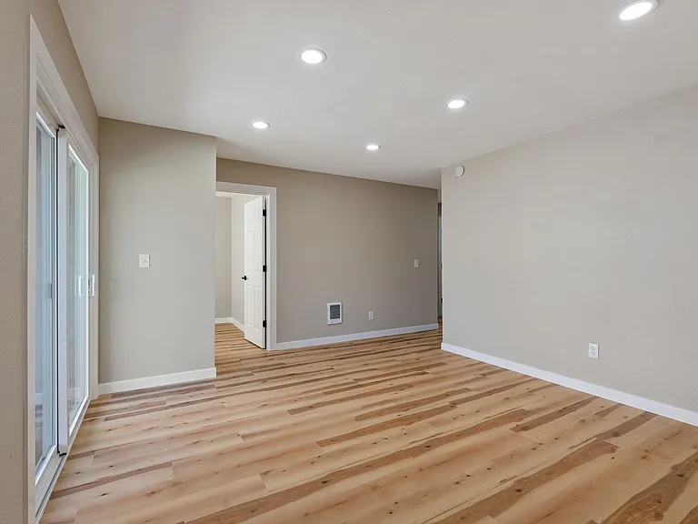 Sandy Terrace Apartments — Photo 70