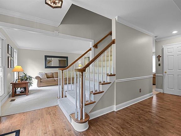 5th image of 137 White Tree Ln