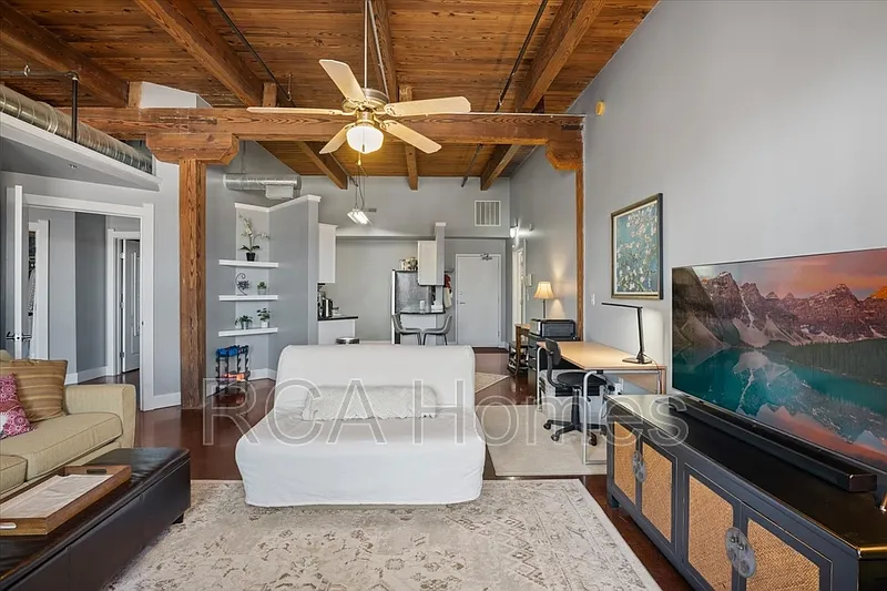 1 bed, 1.0 bath, $1,300 — Photo 2