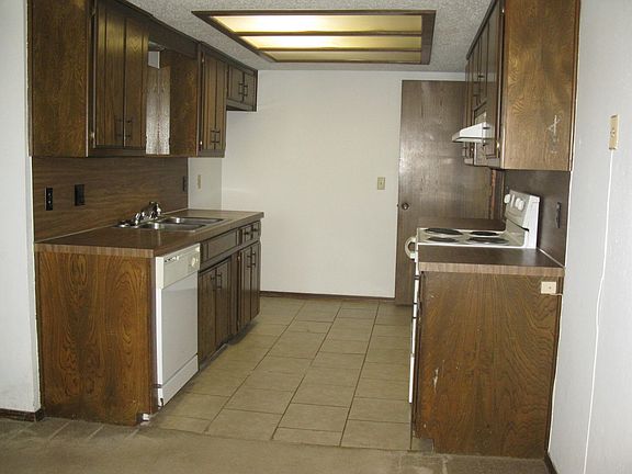 House-sized galley kitchen, self-cleaning oven - you supply