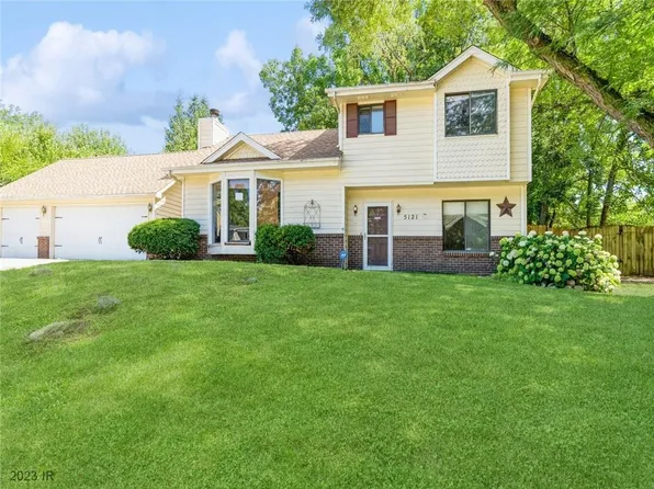 5121 Magnolia Dr, Pleasant Hill, IA 50327