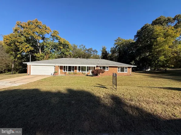 2 Balmoral Dr E, Oxon Hill, MD 20745