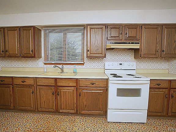 5th image of 31 Laurentian Dr