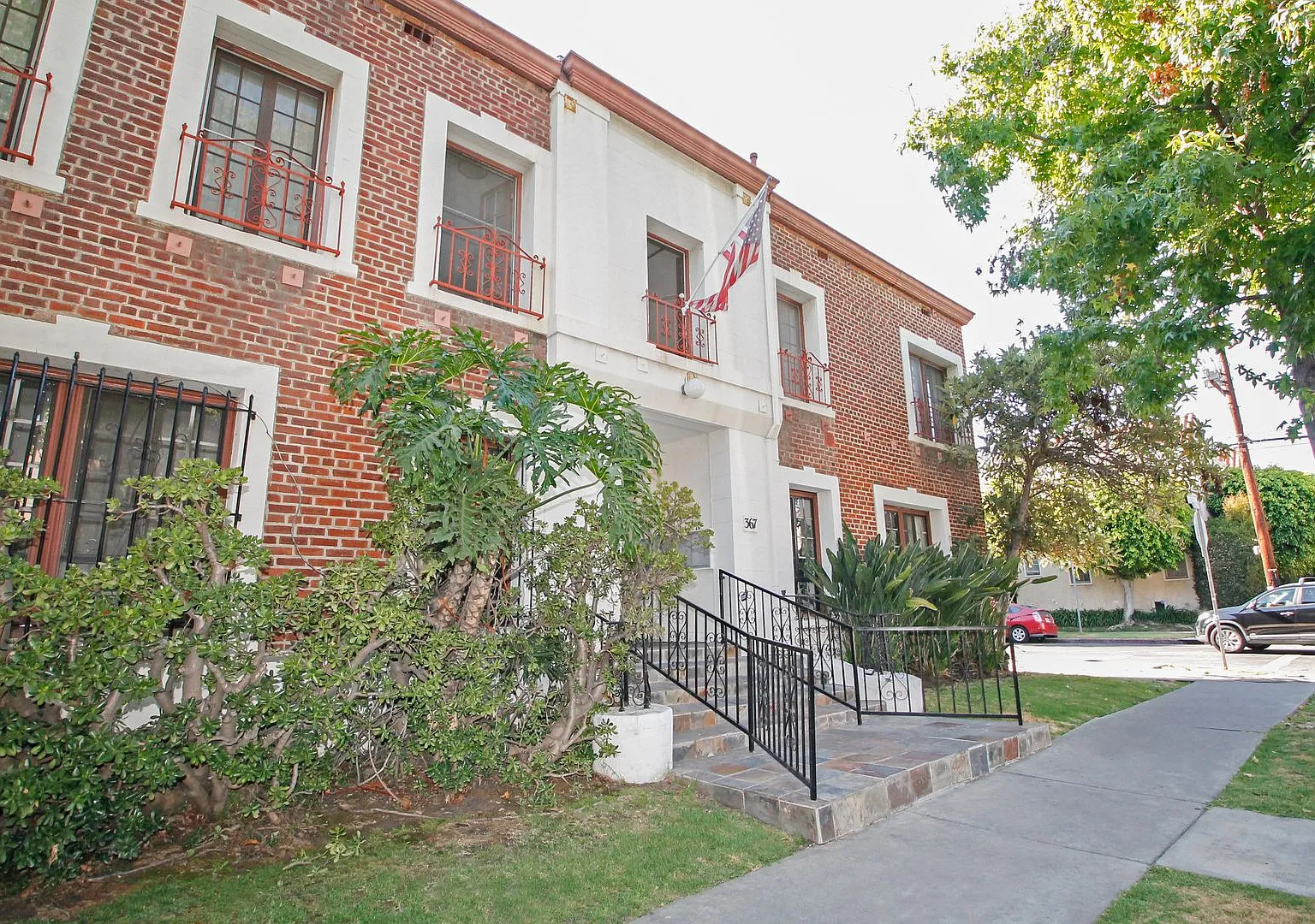 367 N Orange Grove Ave. — Photo 1