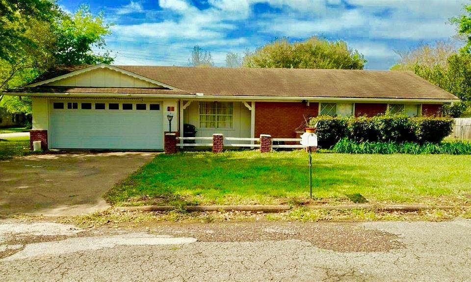 1st image of 111 Rosewood Dr
