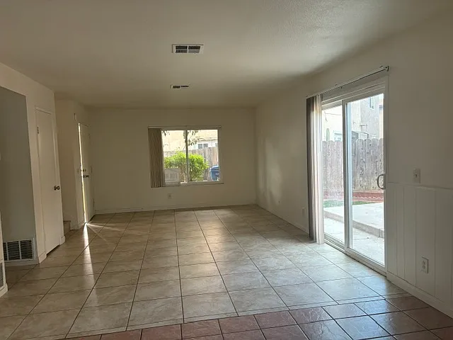 3 bed, 2.5 bath, 1338 sqft, $2,995 — Photo 3