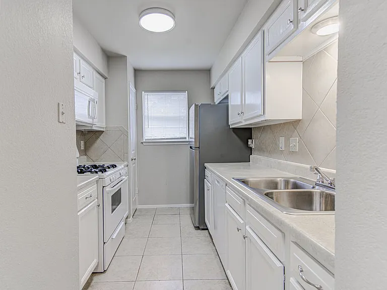 900 Sirocco Dr — Photo 10